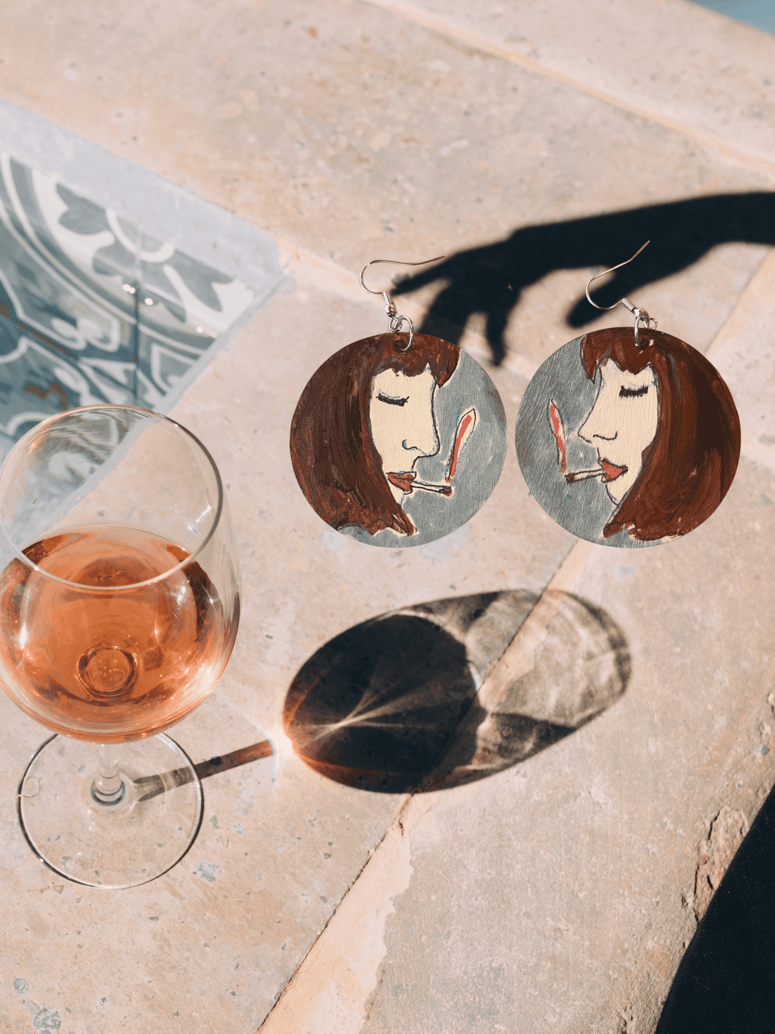 Viselj festményt – Inspired by smoking girl – fülbevaló07