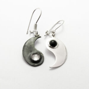 Yin-Yang ezüst fülbevaló ónixszal és hegyikristállyal