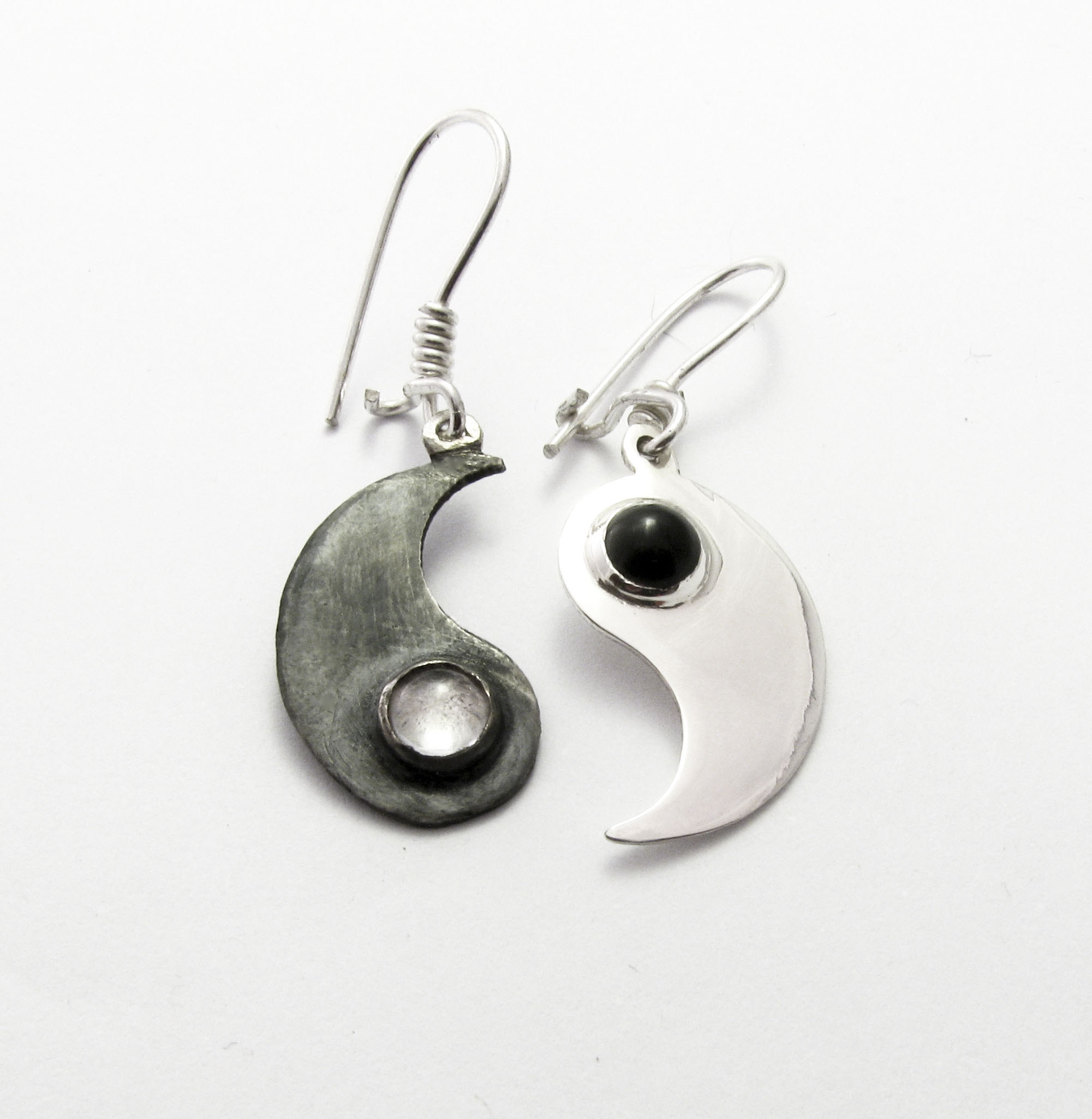 Yin-Yang ezüst fülbevaló ónixszal és hegyikristállyal