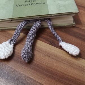 Szürke zoknis cica horgolt könyvjelző