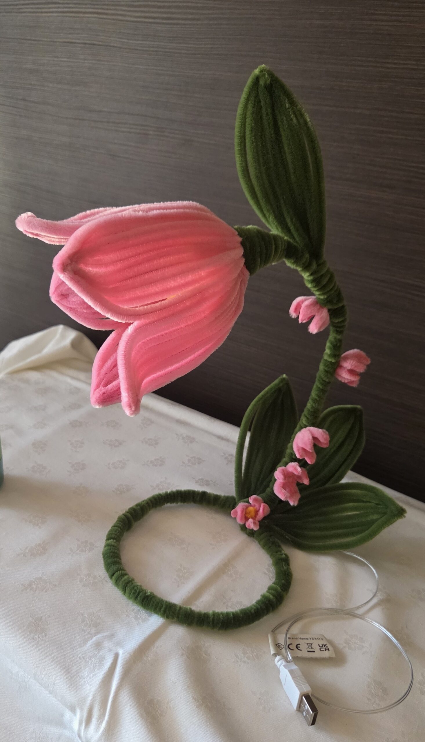 Kézműves Zsenília Tulipán Lámpa – Egyedi LED Hangulatvilágítás (USB-s)