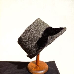 RITA-Női kalap / varrott / átmeneti /barnás gyapjú tweed szövet