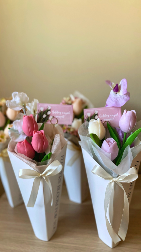 Illatviasz tulipán csokor egyedi elképzeléssel – ajándék bármilyen alkalomra