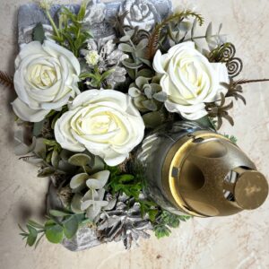 Sírdísz pergamenes gipsz alapban, hófehér minőségi, elegáns selyemvirág rózsákkal és zöldekkel díszítve