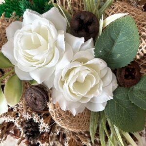 Sírdísz lakkozott toboz koszorú alapon, hófehér rózsákkal, zöldekkel, juta szalaggal, sóvirággal díszítve