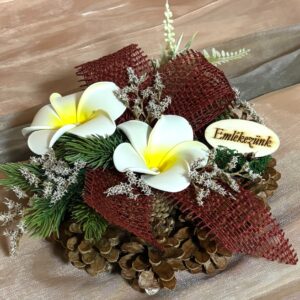Sírdísz lakkozott toboz koszorú alapon, prémium virágfejekkel, fenyő ágacskákkal díszítve