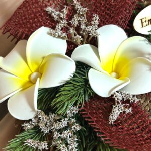 Sírdísz lakkozott toboz koszorú alapon, prémium virágfejekkel, fenyő ágacskákkal díszítve