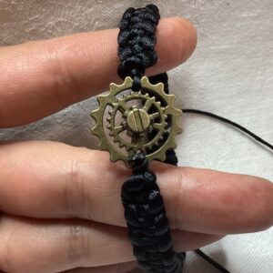 Mechanikus Elegancia – Steampunk Férfi Makramé Karkötő Bronz Fogaskerékkel