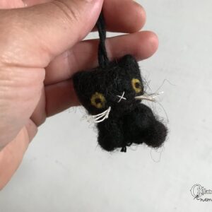 Miniatűr tűnemezelt fekete macska dobozban – aranyos Halloween dekoráció