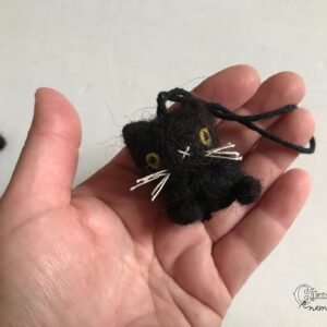 Miniatűr tűnemezelt fekete macska dobozban – aranyos Halloween dekoráció