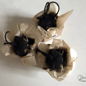 Miniatűr tűnemezelt fekete macska dobozban – aranyos Halloween dekoráció
