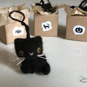 Miniatűr tűnemezelt fekete macska dobozban – aranyos Halloween dekoráció
