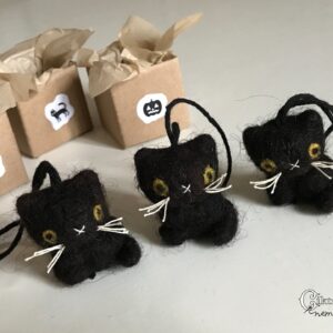 Miniatűr tűnemezelt fekete macska dobozban – aranyos Halloween dekoráció