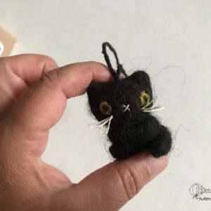 Miniatűr tűnemezelt fekete macska dobozban – aranyos Halloween dekoráció