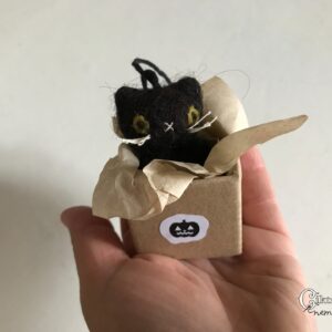 Miniatűr tűnemezelt fekete macska dobozban – aranyos Halloween dekoráció