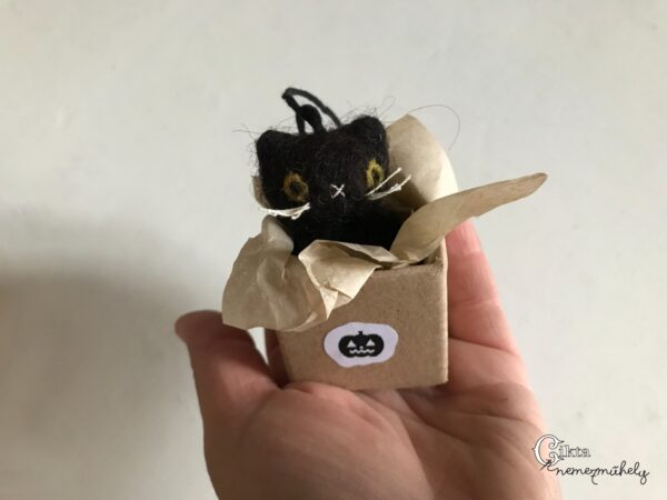 Miniatűr tűnemezelt fekete macska dobozban – aranyos Halloween dekoráció