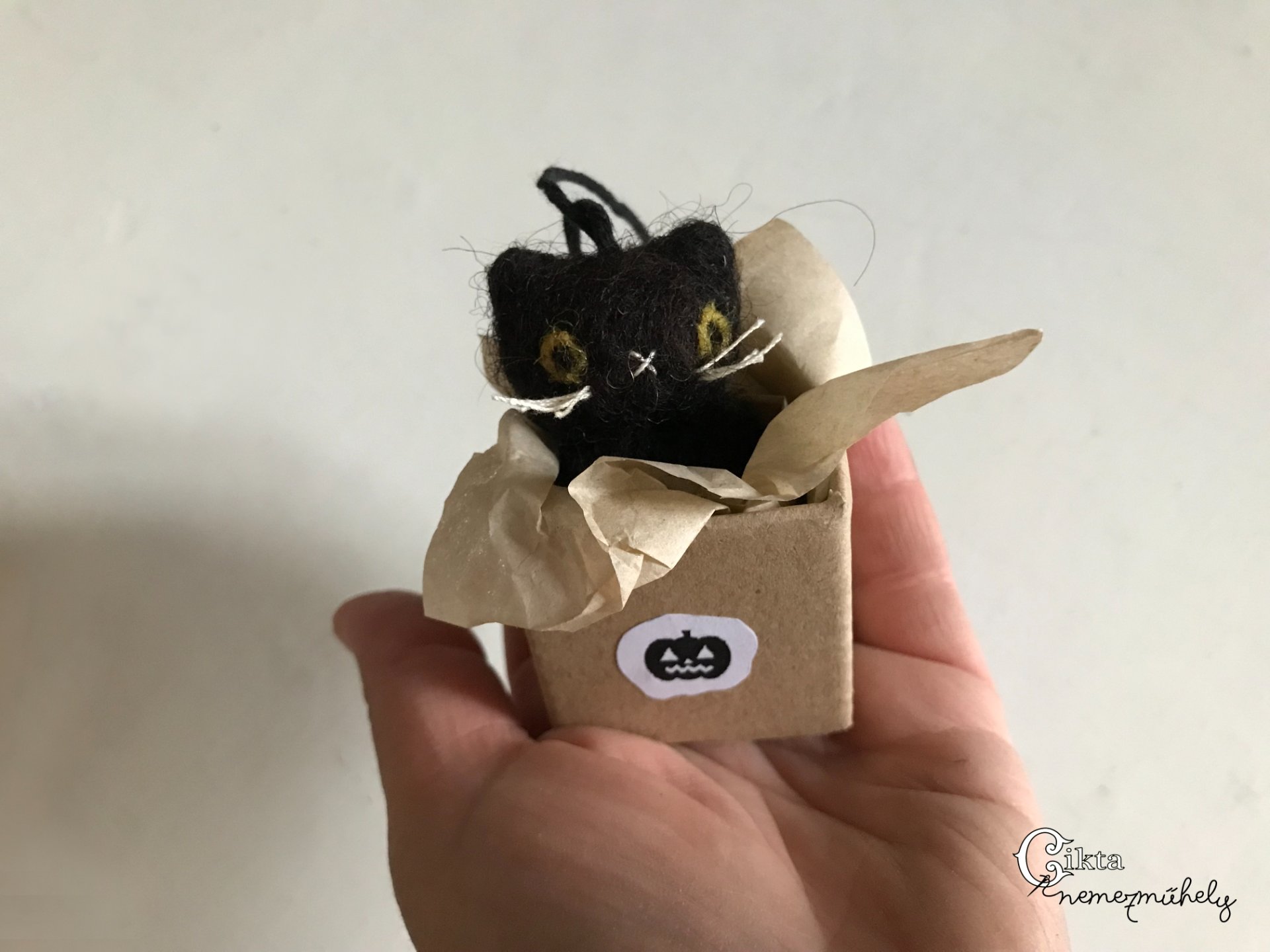 Miniatűr tűnemezelt fekete macska dobozban – aranyos Halloween dekoráció