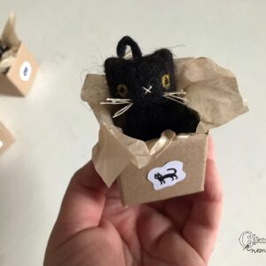 Miniatűr tűnemezelt fekete macska dobozban – aranyos Halloween dekoráció