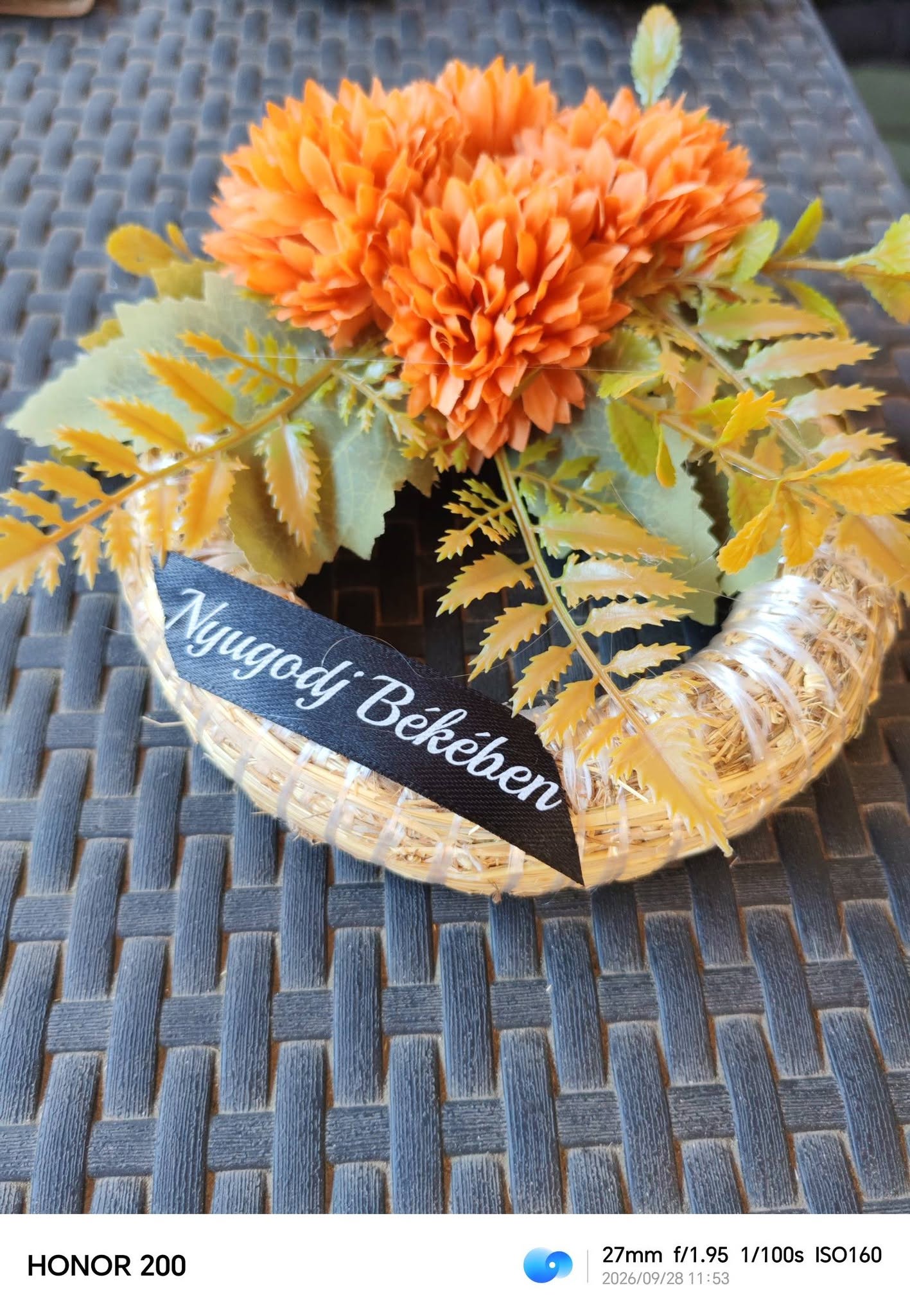 Koszorú mindenszentekre krizantémmal