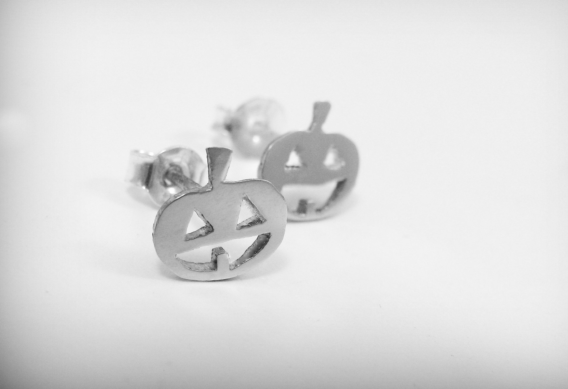 Ezüst tök bedugós fülbevaló – Halloween ékszer