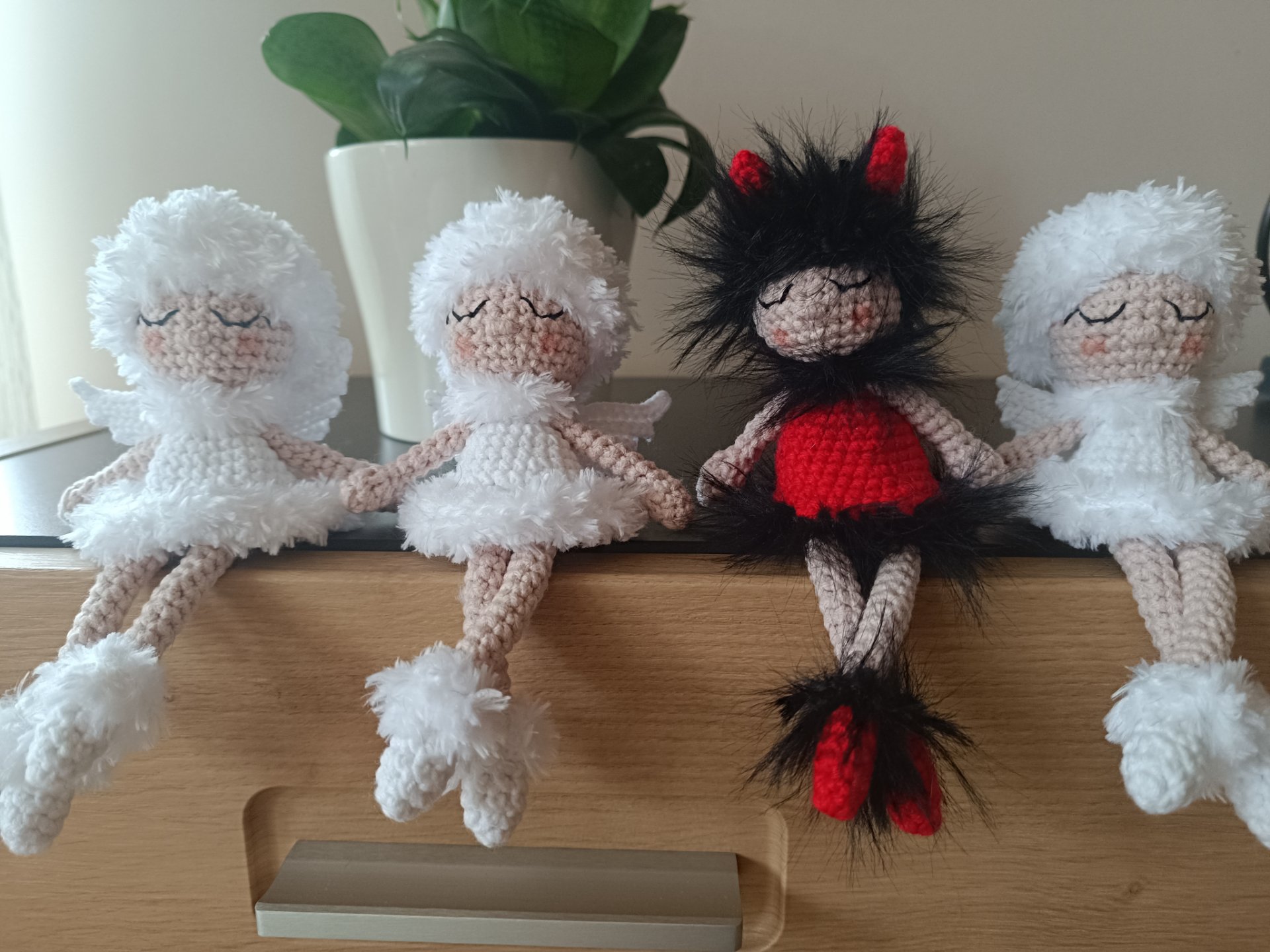 Horgolt egyedi angyalka és krampusz