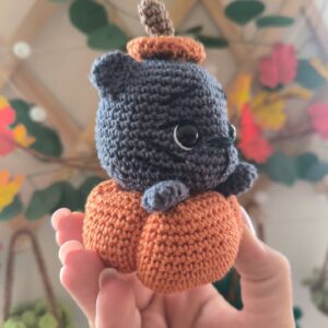 Horgolt Halloweeni cica tök jelmezben