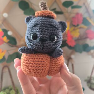 Horgolt Halloweeni cica tök jelmezben