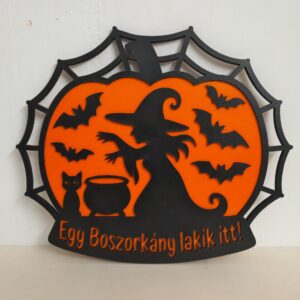 Halloweeni Tök és Boszorkány Fa Ajtódísz – „Egy Boszorkány lakik itt!”