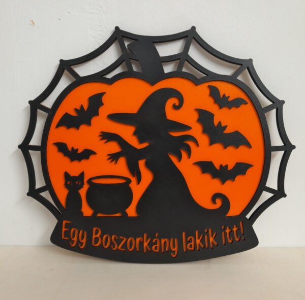 Halloweeni Tök és Boszorkány Fa Ajtódísz – „Egy Boszorkány lakik itt!”