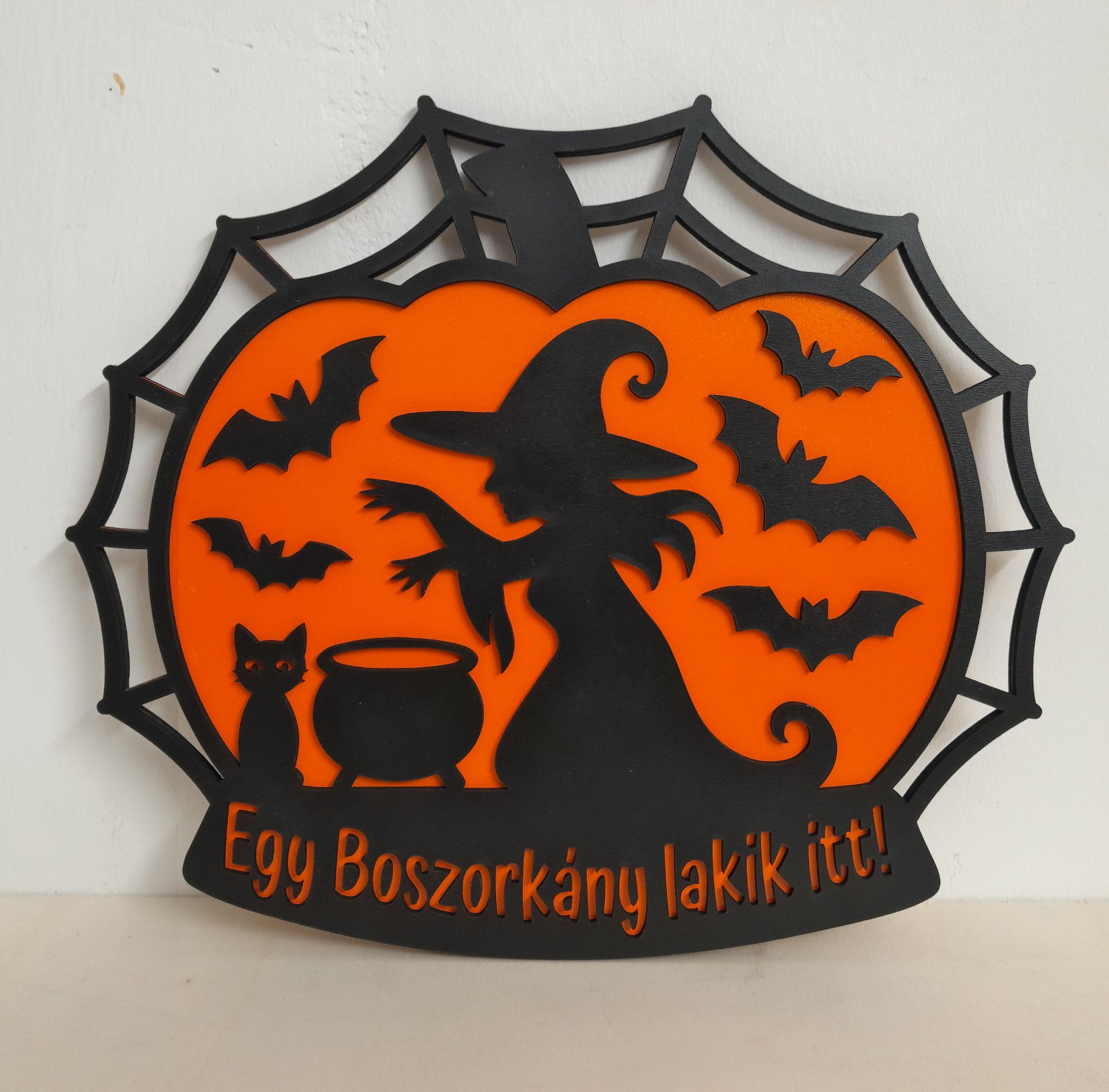 Halloweeni Tök és Boszorkány Fa Ajtódísz – „Egy Boszorkány lakik itt!”