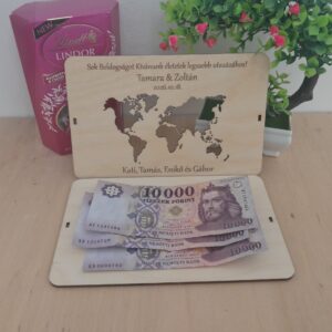 Világtérképes Fa Pénzátadó Tábla Esküvőre vagy bármilyen alkalomra! – „Életetek legszebb utazásához”