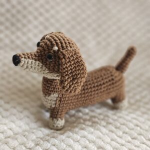 Horgolt tacskó figura – amigurumi kutyus ajándék