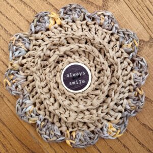 Kézzel horgolt raffia asztali készlet – 6 részes szett kosárkával és alátétekkel