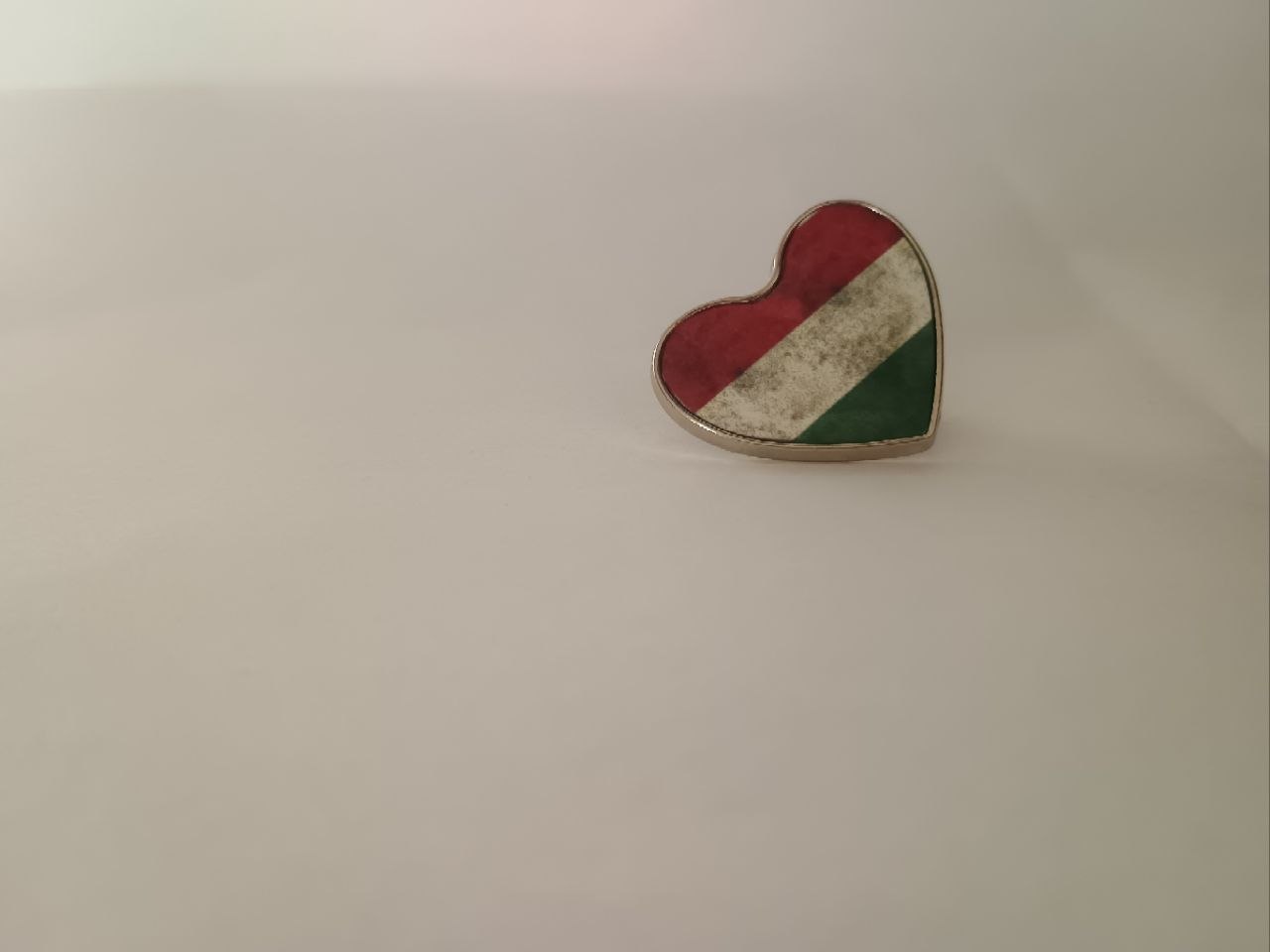 Magyar zászlós szív alakú fém kitűző/ kokárda