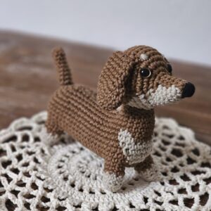 Horgolt tacskó figura – amigurumi kutyus ajándék