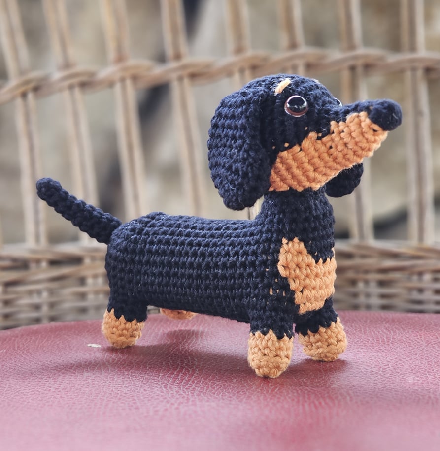 Horgolt tacskó figura – amigurumi kutyus ajándék