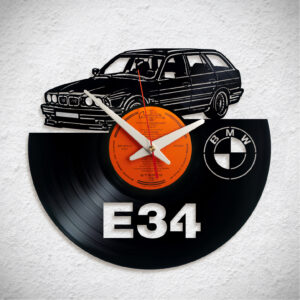 BMW E34 touring – Bakelit falióra
