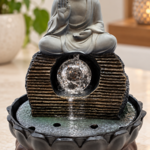 Ülő Buddha beltéri szökőkút dekoratív gömbbel, 28 cm