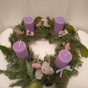 Előrendelhető! Adventi koszorú élő zöld növényekkel – választható színű gyertyákkal – természetes karácsonyi asztaldísz