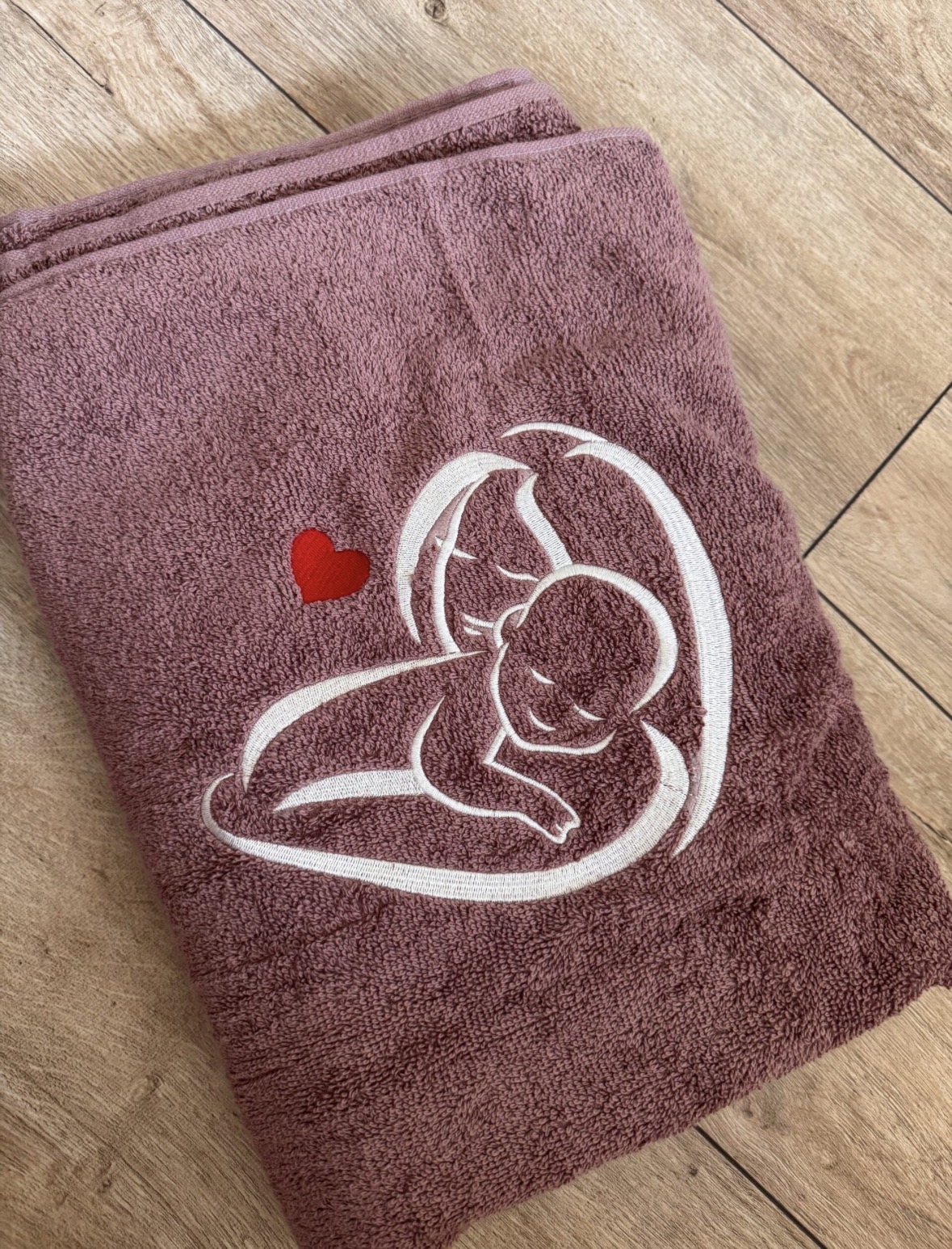 Hímzett Anya/Mama mintájú és feliratú fürdőlepedő