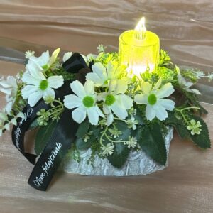 Egyedi, kézzel készített sírdísz LED mécsessel, selyemvirágokkal, feliratos szalaggal díszítve