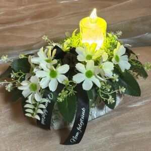 Egyedi, kézzel készített sírdísz LED mécsessel, selyemvirágokkal, feliratos szalaggal díszítve