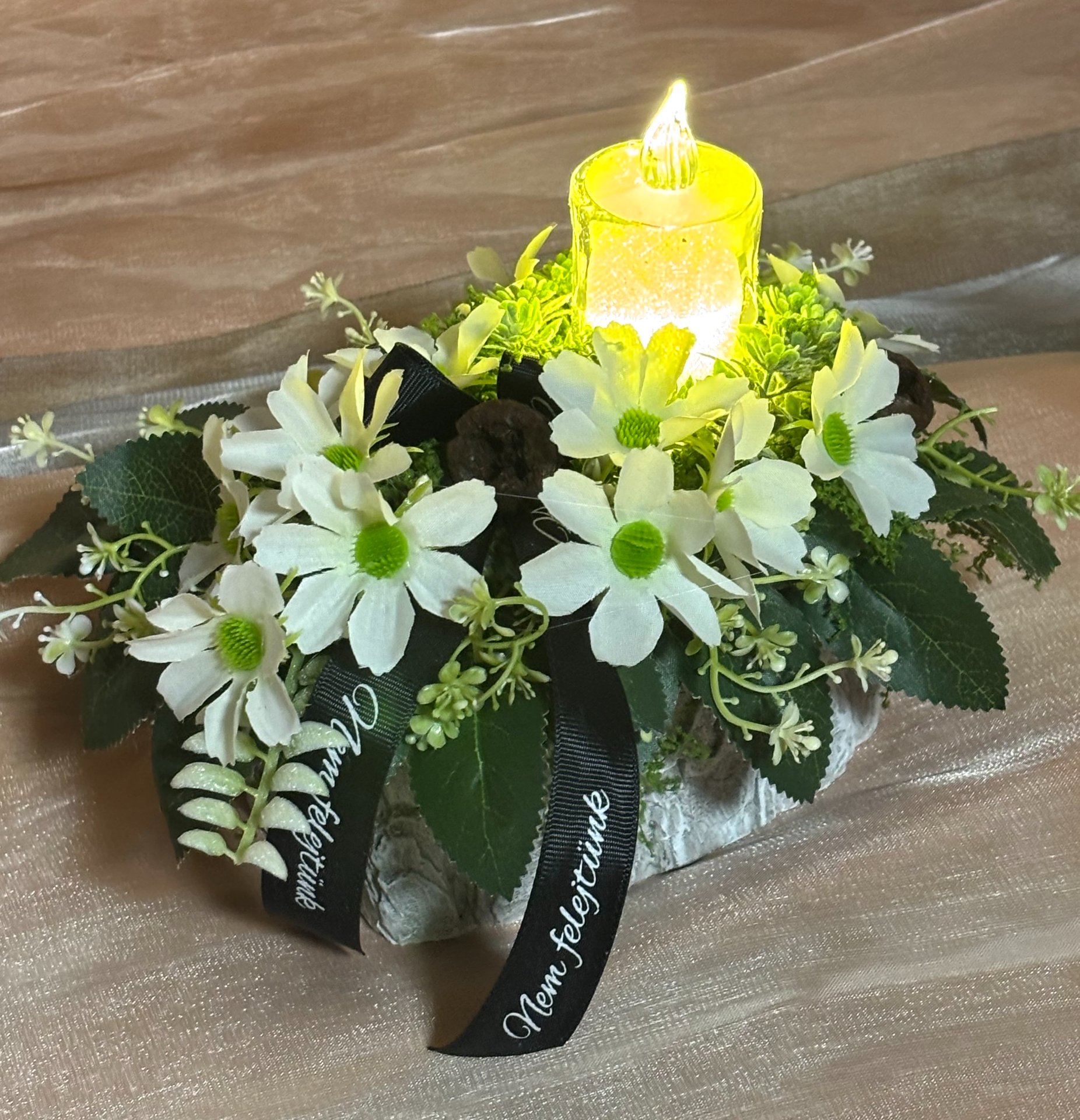 Egyedi, kézzel készített sírdísz LED mécsessel, selyemvirágokkal, feliratos szalaggal díszítve