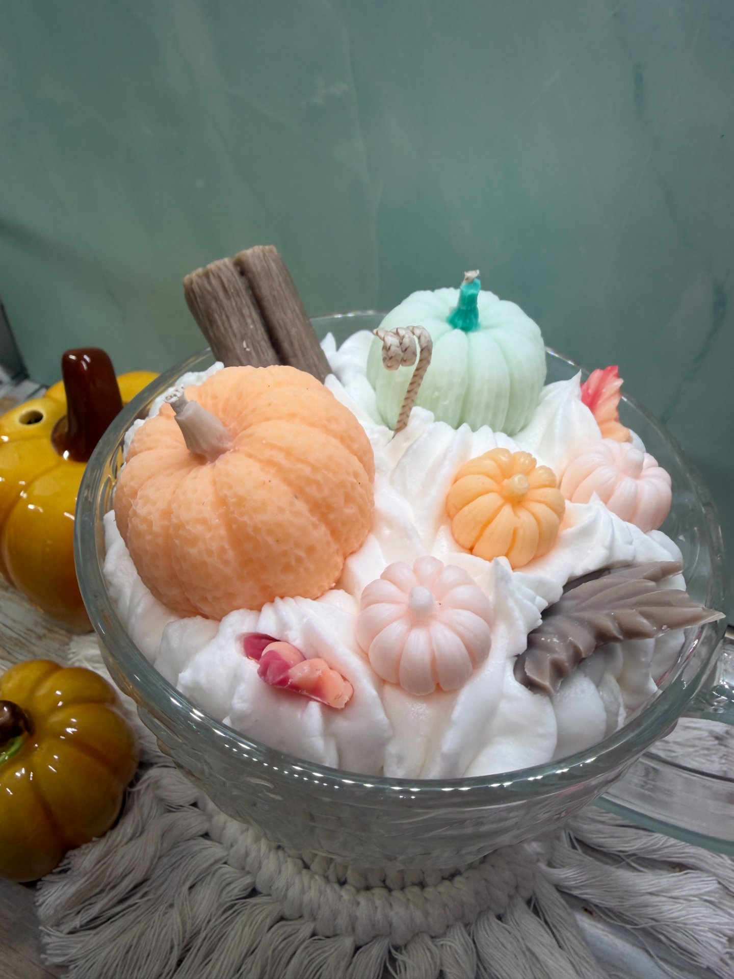 Pasztell őszi tökös desszertgyertya – különleges Halloween dekoráció