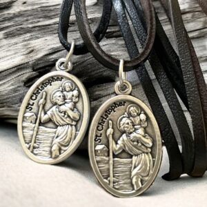 Szent Kristóf amulett medál talizmán FEKETE bőrszálon