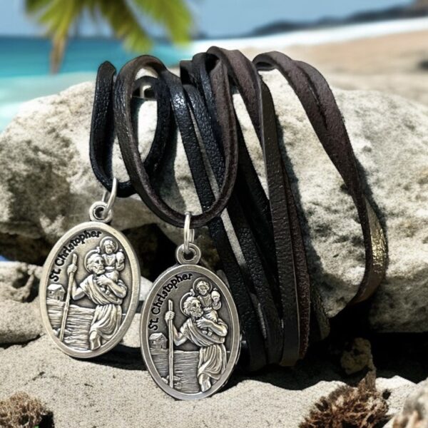 Szent Kristóf amulett medál talizmán FEKETE bőrszálon