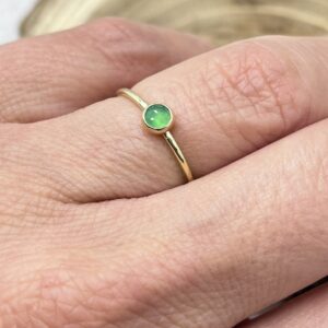14K arany gyűrű zöld akva kalcedonnal – finom, minimalista elegancia