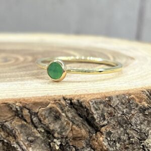 14K arany gyűrű zöld akva kalcedonnal – finom, minimalista elegancia