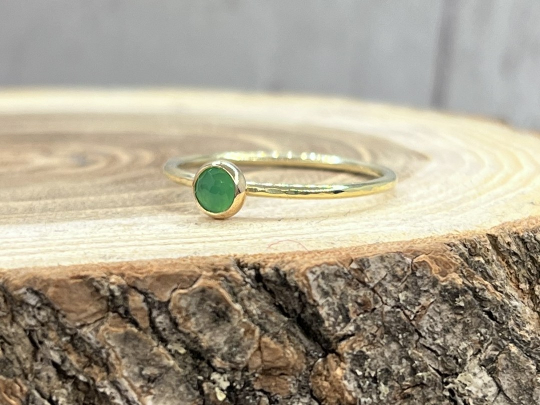 14K arany gyűrű zöld akva kalcedonnal – finom, minimalista elegancia
