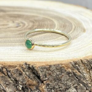 14K arany gyűrű zöld akva kalcedonnal – finom, minimalista elegancia